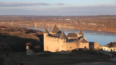 Eski kale, Khotyn şehrinde taş kale, batı Ukrayna. Khotyn, ilk kez 1001 yılında tarihsel olarak Dniester Nehri 'nin güneybatı kıyısında yer almaktadır ve Bessarabia tarihi bölgesinin bir parçasıdır.