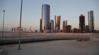 Abu Dabi, Birleşik Arap Emirlikleri 'ndeki Al Reem Adası' ndaki Işıklar Şehri. Abu Dabi - Dubai 'den sonra Birleşik Arap Emirlikleri' nin başkenti ve başkenti Abu Dabi Emirliği 'nin ikinci büyük şehri.