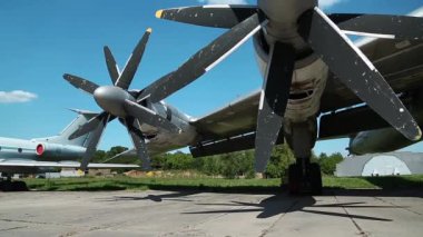 Ukrayna 'nın Kiev kentindeki havacılık müzesinde Zhulyany havaalanı yakınlarında bulunan eski TU-142 VPMK Bear-F Mod 4 Long-Range ASW pervaneli uçağın kanadı. Sovyet havacılık endüstrisi sivil ve askeri uçaklar