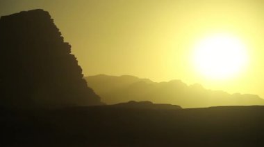 Gün batımındaki Wadi Rum çölünün güzel manzarası, Ürdün Haşimi Krallığı. Ürdün 'deki Wadi Rum Çölü' nün muhteşem manzarası, aynı zamanda Ay Vadisi olarak da bilinir.
