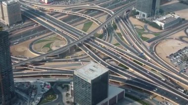 Dubai şehir trafiği, Birleşik Arap Emirlikleri. Dubai 'deki Burj Halife gökdeleninin 124. katından Şeyh Zayed' in kavşağına bakın. Şu anda dünyanın en yüksek binası.