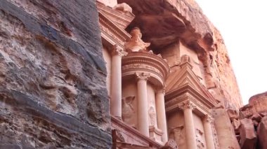 El Hazine veya Hazine - Yunanistan 'ın antik Petra dönemine ait Nabataealılar tarafından Raqmu olarak bilinen Nabatean kaya kesimli tapınağı - Ürdün Haşim Krallığı' nın tarihi ve arkeolojik kenti