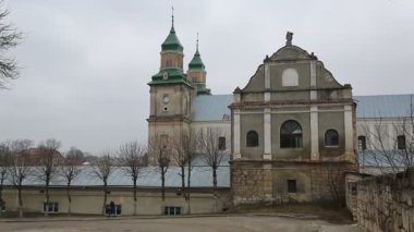 Kurtarıcı Kilisesi, 1600, ve bu Bernardine Manastırı, 1627, Zbarazh şehrinde, Ternopil oblast veya vilayetinde, batı Ukrayna 'nın tarihi bölgesinde yer alıyor.