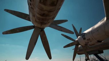 Ukrayna 'nın Kiev kentindeki havacılık müzesinde bulunan eski TU-142 VPMK Bear-F Mod 4 uzun menzilli ASW pervaneli uçağın motorları. Sovyet havacılık endüstrisi sivil ve askeri uçaklar.