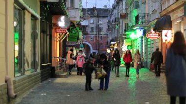 UKRAINE, TERNOPIL, 24 Mart 2017: Ternopil 'deki eski bir kasabada akşam caddesindeki insanlar. Ternopil - Batı Ukrayna 'da şehir, Seret nehrinin kıyısında, Galiçya ve Podolia' nın tarihi bölgelerinde.