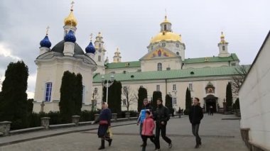 UKRAINE, POCHAYIV, 25 Mart 2017: Batı Ukrayna 'daki Ternopil Oblastı, Pochayiv şehrindeki Kutsal Doruk Lavra' daki insanlar. Batı Ukrayna 'daki en büyük ortodoks kilise kompleksi ve manastırı.