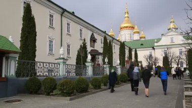 UKRAINE, POCHAYIV, 25 Mart 2017: Batı Ukrayna 'daki Ternopil Oblastı, Pochayiv şehrindeki Kutsal Doruk Lavra' daki insanlar. Batı Ukrayna 'daki en büyük ortodoks kilise kompleksi ve manastırı.