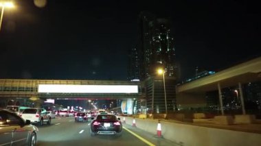 BAE, DUBAI, 1 Şubat 2016: Dubai 'deki Şeyh Zayed yolu boyunca akşam trafiği. Dubai Birleşik Arap Emirlikleri 'nde bir şehir ve emirliktir.
