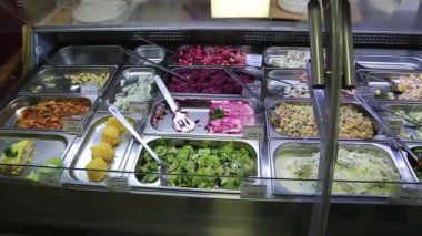 UKRAINE, KIEV, 5 Mart 2017: İçinde salatalar ve doğal ürünler bulunan market tezgahı. Markette sağlıklı yiyecekler