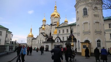 UKRAINE, POCHAYIV, 25 Mart 2017: Batı Ukrayna 'daki Ternopil Oblastı, Pochayiv şehrindeki Kutsal Doruk Lavra' daki insanlar. Batı Ukrayna 'daki en büyük ortodoks kilise kompleksi ve manastırı.