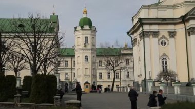 UKRAINE, POCHAYIV, 25 Mart 2017: Batı Ukrayna 'daki Ternopil Oblastı, Pochayiv şehrindeki Kutsal Doruk Lavra' daki insanlar. Batı Ukrayna 'daki en büyük ortodoks kilise kompleksi ve manastırı.