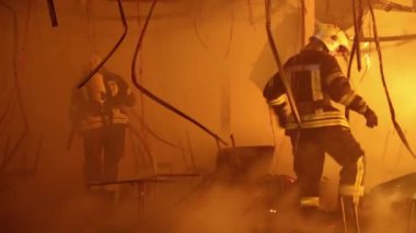 UKRAINE, KIEV, 5 Nisan 2017: yanan binanın içindeki itfaiye ekibi. İçerideki cesur itfaiyeciler yangın söndürüyorlar. Ev yangınla yıkıldı.