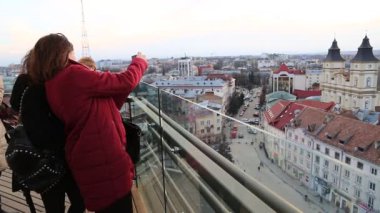 UKRAINE, IVANO-FRANKIVSK, FEBRUARY 23, 2017: İvano-Frankivsk kentindeki Ratusha veya belediye binasının tepesindeki insanlar, Rynok veya Pazar Meydanı 'ndaki Ivano-Frankivsk şehrinin merkezinde sanat deco tarzı binalar inşa ediyorlar.