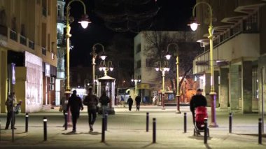 UKRAINE, IVANO-FRANKIVSK, 23 Şubat 2017: Ukrayna 'nın batısındaki İvano-Frankivsk şehrinde geceleyin insanlar