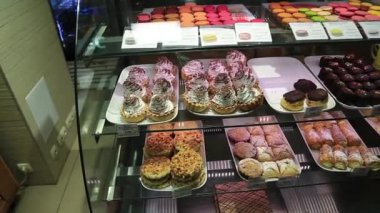 UKRAINE, KIEV, 5 Mart 2017: şekerleme ile mağaza penceresi. Şekerci dükkanında sağlıksız yemek