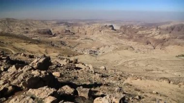 Ürdün Haşim Krallığı 'ndaki Wadi Sabra çölünün güzel manzarası. Ürdün 'deki taşlı çöl manzarası, polarizasyon filtresi olan kamera merceği.