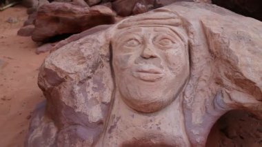 Ürdün 'deki Wadi Rum Çölü' nde Arabistanlı Lawrence 'ın kafasının kaya oyması. Wadi Rum (ayrıca Ay Vadisi olarak da bilinir) Ürdün 'ün kum, kum taşı ve granit kayalardan oluşan en büyük vadisidir.