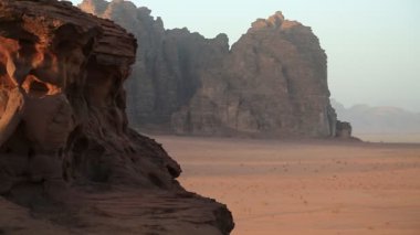 Wadi Rum çölde Ürdün Haşimi Krallığı güzel manzarasına. Wadi Rum çöl Ürdün, olarak da bilinen Valley of Moon inanılmaz sahne