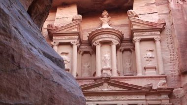 El Hazine veya Hazine - Yunanistan 'ın antik Petra dönemine ait Nabataealılar tarafından Raqmu olarak bilinen Nabatean kaya kesimli tapınağı - Ürdün Haşim Krallığı' nın tarihi ve arkeolojik kenti