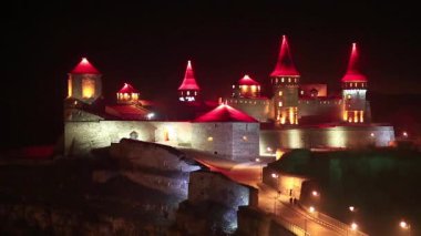 Geceleyin kırmızı ışıklı eski kale, Ukrayna 'nın tarihi Podolia bölgesindeki tarihi Kamianets-Podilskyi kentinde yer alan eski bir Rutenya-Litvanya şatosu ve daha sonra Polonya kalesi.