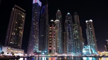 UHD 4K Dubai Marina, Birleşik Arap Emirlikleri. Dubai Marina, dünyanın en büyük insan yapımı marinası. Dubai Marina, Basra Körfezi 'nin 3 km' lik bir kıyı şeridi boyunca oyulmuş bir kanal kentidir.