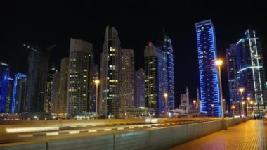 UHD 4K Dubai Marina gece zoom zaman aşımı, Birleşik Arap Emirlikleri. Dubai Marina, dünyanın en büyük insan yapımı marinası. Dubai Marina, Basra Körfezi 'nin 3 km' lik bir kıyı şeridi boyunca oyulmuş bir kanal kentidir.