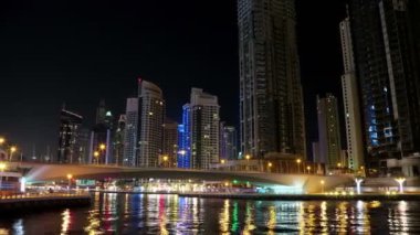 UHD 4K Dubai Marina, Birleşik Arap Emirlikleri. Dubai Marina, dünyanın en büyük insan yapımı marinası. Dubai Marina, Basra Körfezi 'nin 3 km' lik bir kıyı şeridi boyunca oyulmuş bir kanal kentidir.