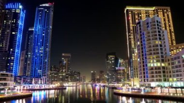 UHD 4K Dubai Marina, Birleşik Arap Emirlikleri. Dubai Marina, dünyanın en büyük insan yapımı marinası. Dubai Marina, Basra Körfezi 'nin 3 km' lik bir kıyı şeridi boyunca oyulmuş bir kanal kentidir.