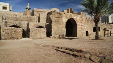Akabe Kalesi, Mamluk Kalesi ya da Akabe Kalesi, kalenin bitişiğindeki arkeoloji müzesi. Akabe, Ürdün Haşim Krallığı 'nın tek kıyı kenti ve Akabe Körfezi' ndeki en büyük ve en kalabalık şehir.