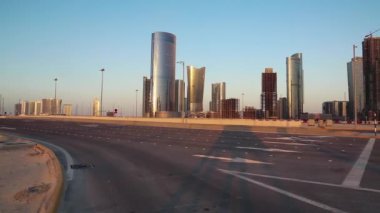 Abu Dabi, Birleşik Arap Emirlikleri 'ndeki Al Reem Adası' ndaki Işıklar Şehri. Abu Dabi - Dubai 'den sonra, BAE' nin başkenti ve başkenti Abu Dabi emirliğinin ikinci en kalabalık şehri.