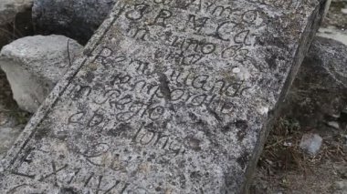 Kamianets-Podilskyi şehrindeki Aziz Niklas Ermeni Kilisesi 'nin avlusunda yazılı eski taş mezar, tarihi Podolia bölgesi, Ukrayna