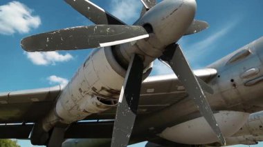 Ukrayna 'nın Kiev kentindeki havacılık müzesinde Zhulyany havaalanı yakınlarında bulunan eski TU-142 VPMK Bear-F Mod 4 Long-Range ASW pervaneli uçağın kanadı. Sovyet havacılık endüstrisi sivil ve askeri uçaklar