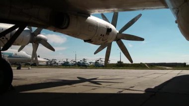 Ukrayna 'nın Kiev kentindeki havacılık müzesinde Zhulyany havaalanı yakınlarında bulunan eski TU-142 VPMK Bear-F Mod 4 Long-Range ASW pervaneli uçağın kanadı. Sovyet havacılık endüstrisi sivil ve askeri uçaklar