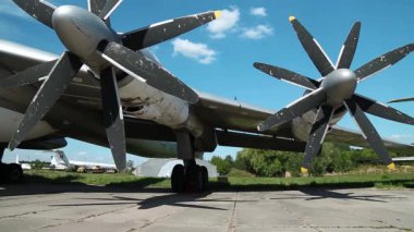 Ukrayna 'nın Kiev kentindeki havacılık müzesinde Zhulyany havaalanı yakınlarında bulunan eski TU-142 VPMK Bear-F Mod 4 Long-Range ASW pervaneli uçağın kanadı. Sovyet havacılık endüstrisi sivil ve askeri uçaklar
