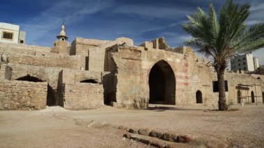 Akabe Kalesi, Mamluk Kalesi ya da Akabe Kalesi, kalenin bitişiğindeki arkeoloji müzesi. Akabe, Ürdün Haşim Krallığı 'nın tek kıyı kenti ve Akabe Körfezi' ndeki en büyük ve en kalabalık şehir.