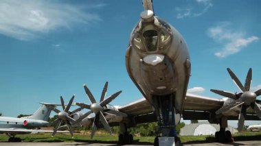 Eski TU-142 VPMK Bear-F Mod 4 uzun menzilli ASW pervaneli uçak Ukrayna 'nın Kiev kentindeki ulusal havacılık müzesinde, Zhulyany havaalanı yakınlarında. Sovyet havacılık endüstrisi sivil ve askeri uçaklar