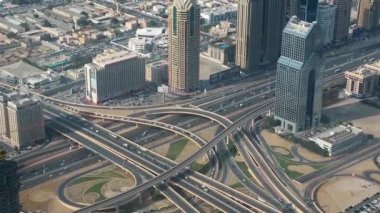 Dubai şehir trafiği, Birleşik Arap Emirlikleri. Dubai 'deki Burj Halife gökdeleninin 124. katındaki Şeyh Zayed yolu üzerinde şu anda dünyanın en yüksek binası olan 829 metre.