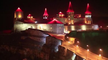 Geceleyin kırmızı ışıklı eski kale, Ukrayna 'nın tarihi Podolia bölgesindeki tarihi Kamianets-Podilskyi kentinde yer alan eski bir Rutenya-Litvanya şatosu ve daha sonra Polonya kalesi.