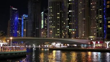 Dubai Marina, Birleşik Arap Emirlikleri. Dubai Marina, dünyanın en büyük insan yapımı marinası. Dubai Marina, İran Körfezi 'nin 3 km' lik kıyı şeridi boyunca oyulmuş bir kanal kentidir.