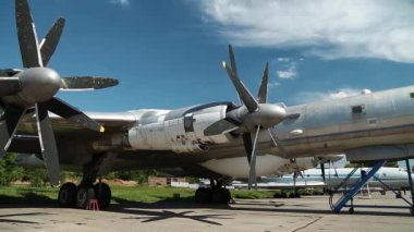 Eski TU-142 VPMK Bear-F Mod 4 uzun menzilli ASW pervaneli uçak Ukrayna 'nın Kiev kentindeki ulusal havacılık müzesinde, Zhulyany havaalanı yakınlarında. Sovyet havacılık endüstrisi sivil ve askeri uçaklar