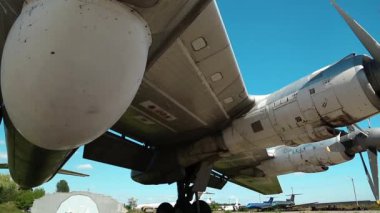 Ukrayna 'nın Kiev kentindeki havacılık müzesinde Zhulyany havaalanı yakınlarında bulunan eski TU-142 VPMK Bear-F Mod 4 Long-Range ASW pervaneli uçağın kanadı. Sovyet havacılık endüstrisi sivil ve askeri uçaklar