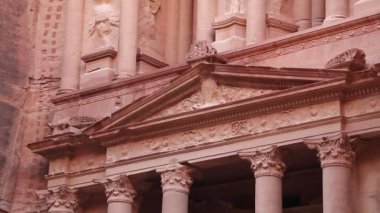 El Hazine veya Hazine - Yunanistan 'ın antik Petra dönemine ait Nabataealılar tarafından Raqmu olarak bilinen Nabatean kaya kesimli tapınağı - Ürdün Haşim Krallığı' nın tarihi ve arkeolojik kenti