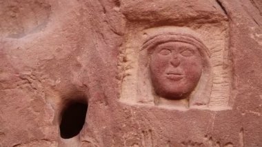 Ürdün 'deki Wadi Rum Çölü' nde Arabistanlı Lawrence 'ın kafasının kaya oyması. Wadi Rum (ayrıca Ay Vadisi olarak da bilinir) Ürdün 'ün kum, kum taşı ve granit kayalardan oluşan en büyük vadisidir.