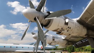 Ukrayna 'nın Kiev kentindeki havacılık müzesinde Zhulyany havaalanı yakınlarında bulunan eski TU-142 VPMK Bear-F Mod 4 Long-Range ASW pervaneli uçağın kanadı. Sovyet havacılık endüstrisi sivil ve askeri uçaklar