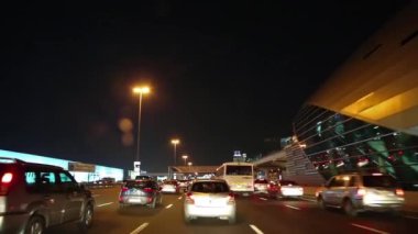 BAE, DUBAI, 1 Şubat 2016: Dubai 'deki Şeyh Zayed yolu boyunca akşam trafiği. Dubai Birleşik Arap Emirlikleri 'nde bir şehir ve emirliktir.