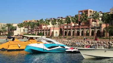 JORDAN, AQABA, 10 ARALIK 2016: Ürdün Haşim Krallığı 'nın Akabe kenti yakınlarındaki Tala Körfezi tatil beldesinde tekneler