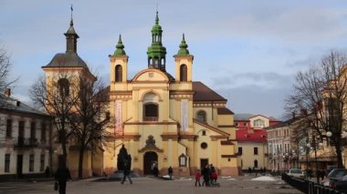 UKRAINE, IVANO-FRANKIVSK, FEBRUARY 23, 2017: Batı Ukrayna 'nın İvano-Frankivsk kentindeki Sheptitskogo Meydanı' nda bir sanat müzesi olan Kutsal Bakire Meryem Kilisesi yakınları