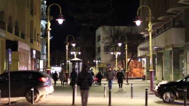 UKRAINE, IVANO-FRANKIVSK, 23 Şubat 2017: Batı Ukrayna 'daki İvano-Frankivsk şehrinde insanlar