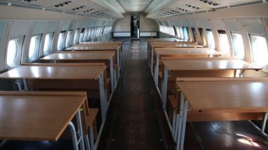 Masası olan eski bir uçağın içi. Uçağın içinde. Yolcu koltuğu olmayan eski bir uçağın içi.