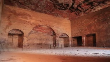 Petra - Ürdün Haşim Krallığı 'nın tarihi ve arkeolojik kaya kesimi şehri. Kiliseye dönüştürüldüğünde oyulmuş oyuklarıyla Kraliyet Mezarlığı 'nın içindeki vazo odası.